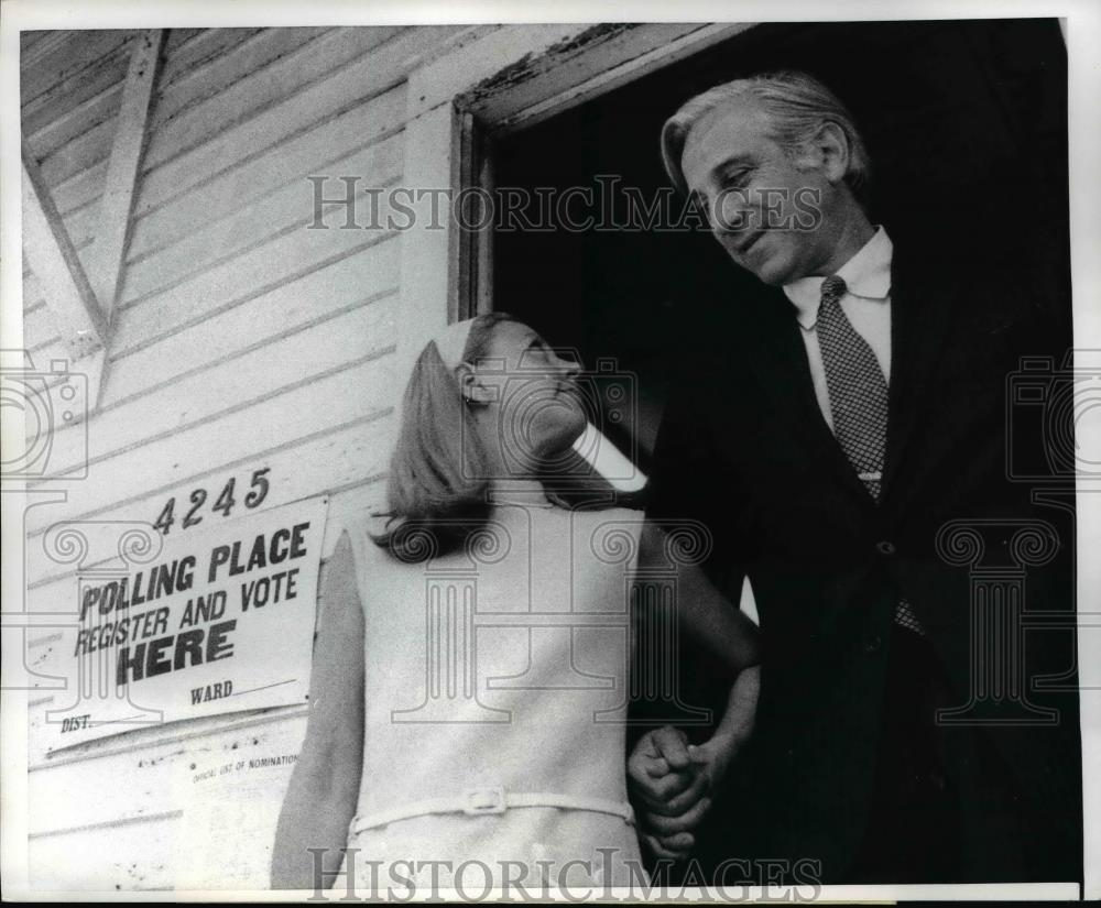 1970 Press Photo Chapin NY Howard Samuels and wife Bobbie leave the polls. - Historic Images