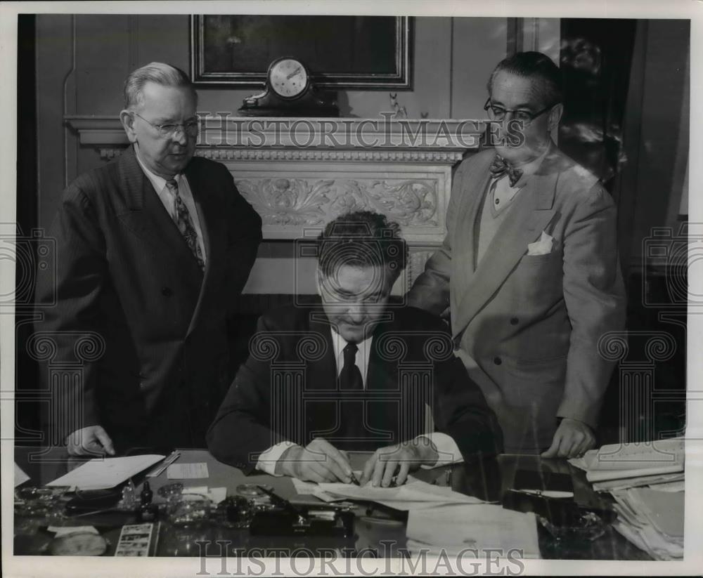 1952 Press Photo Gov Frank J. Lausche, Sid R. Phillips, Thomas Sabrey March of - Historic Images