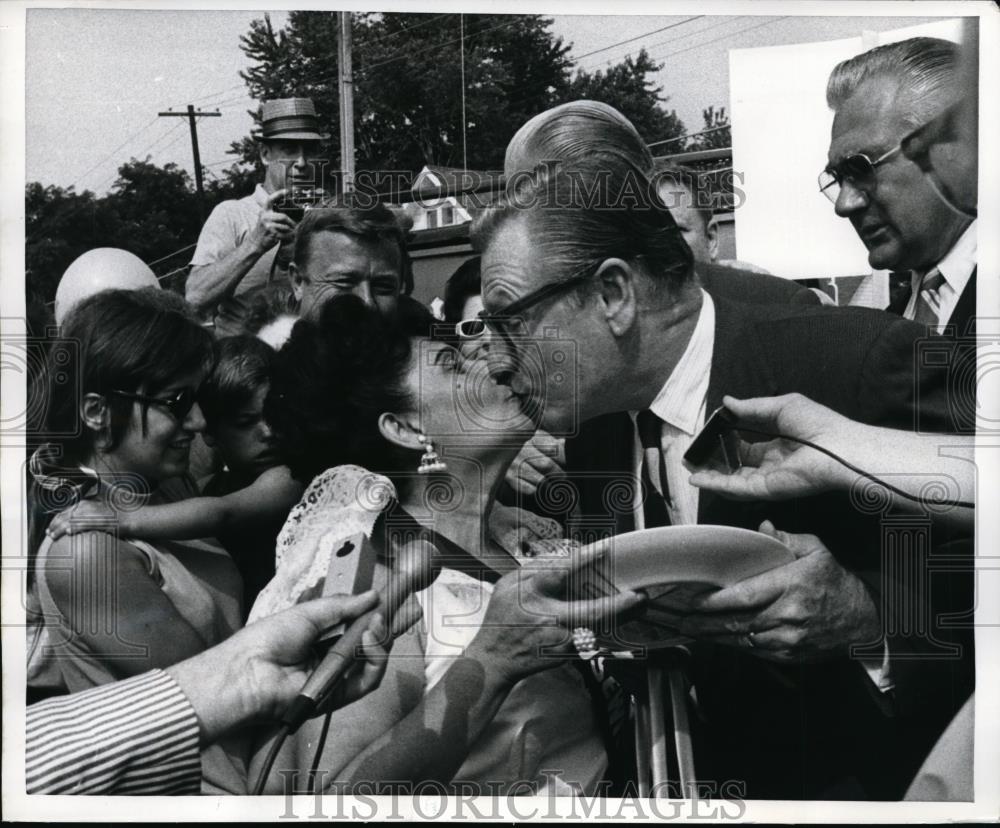 1970 Press Photo Albany Gov Nelson Rockefeller receives kiss and souvenir - Historic Images