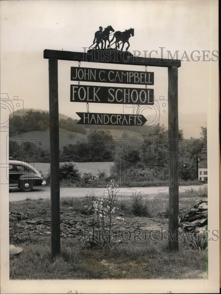 1945 Press Photo Sign with Woodcarving marks entrance to Mrs. Campbell&#39;s School. - Historic Images