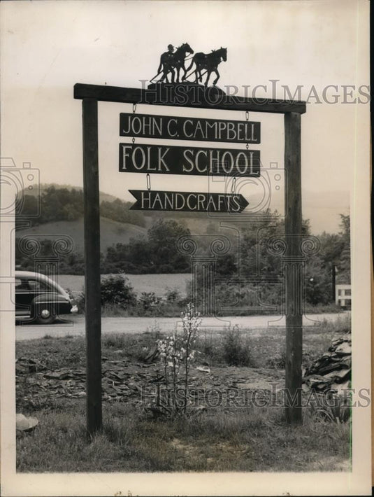 1945 Press Photo Sign with Woodcarving marks entrance to Mrs. Campbell's School. - Historic Images