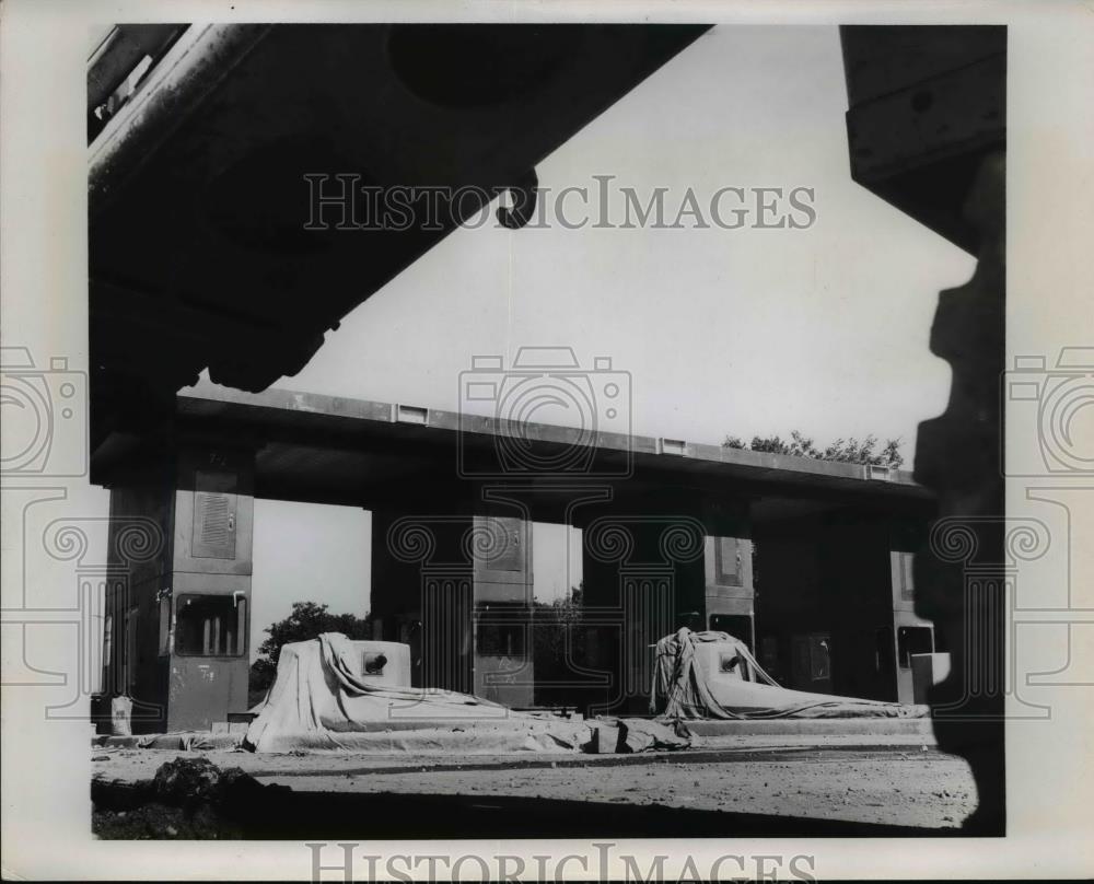 1955 Press Photo Toll Plaza Turnpike at interchange near Breckville. - Historic Images