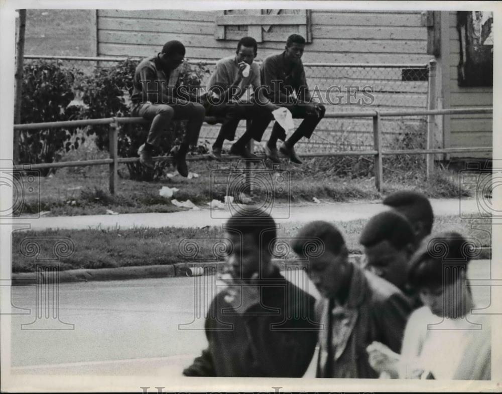 1967 Press Photo Men Eating Their Lunch At Glenville High Studios - Historic Images