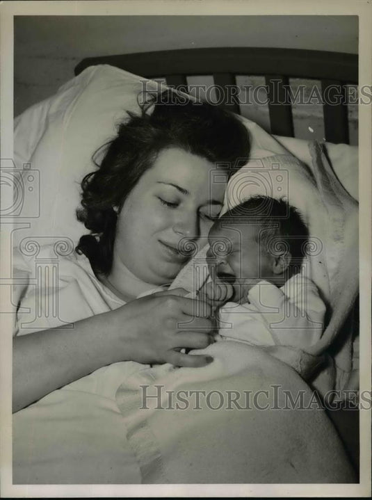 1948 Press Photo Edith Tindall Gives Birth during Cleveland Electrical Blackout - Historic Images