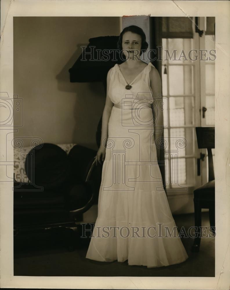 1933 Press Photo Louise Alexander Wearing Dress - nef47715 - Historic Images