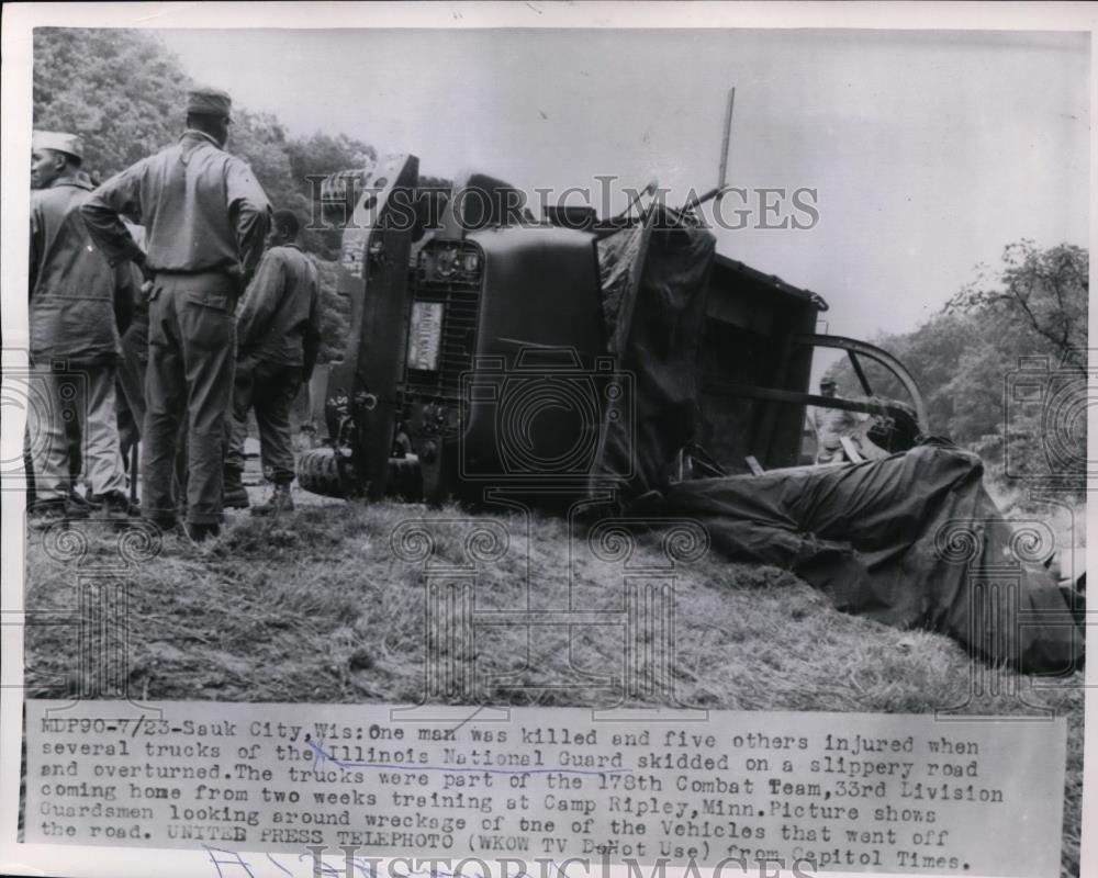 1954 Press Photo Truck of Illinois Natl Guard skidded on a slippery Road - Historic Images