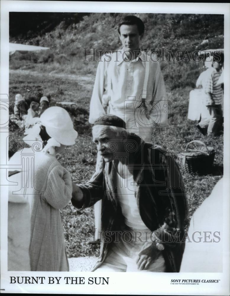 1994 Press Photo Dimitri Mitia &amp; Serguei Petrovich Kotov in Burnt by The Sun - Historic Images