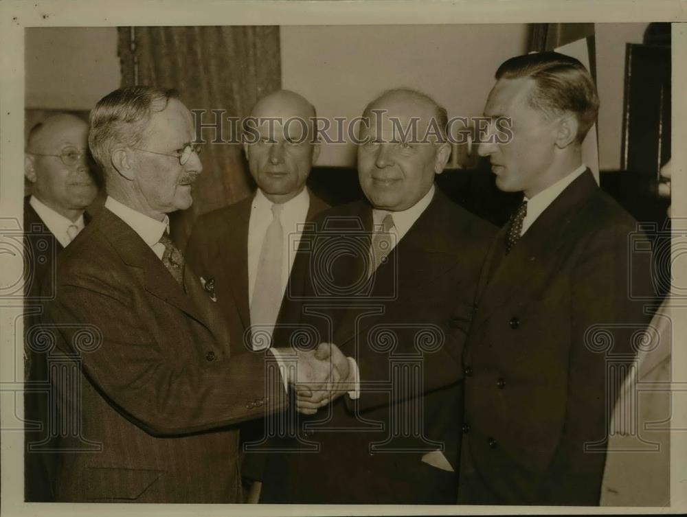 1935 Press Photo Mayor Hampton Moore of Philadelphia Greets Falix Waitkus - Historic Images