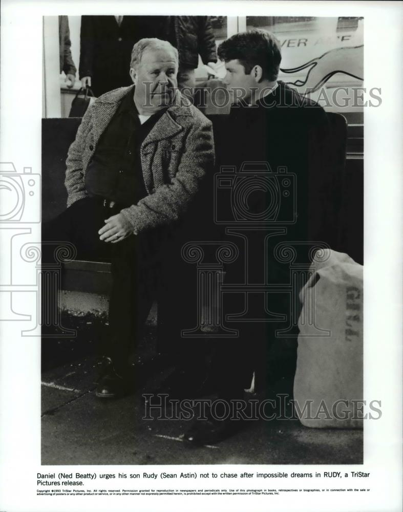 1993 Press Photo Ned Beatty and Sean Astin in Rudy - cvp59578 - Historic Images