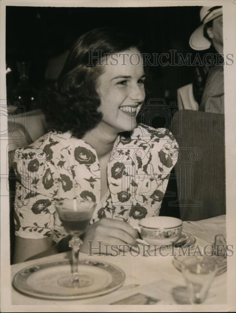 1938 Press Photo Shirley Bell, daughter to Mrs Shirley Bell of New York at tea - Historic Images