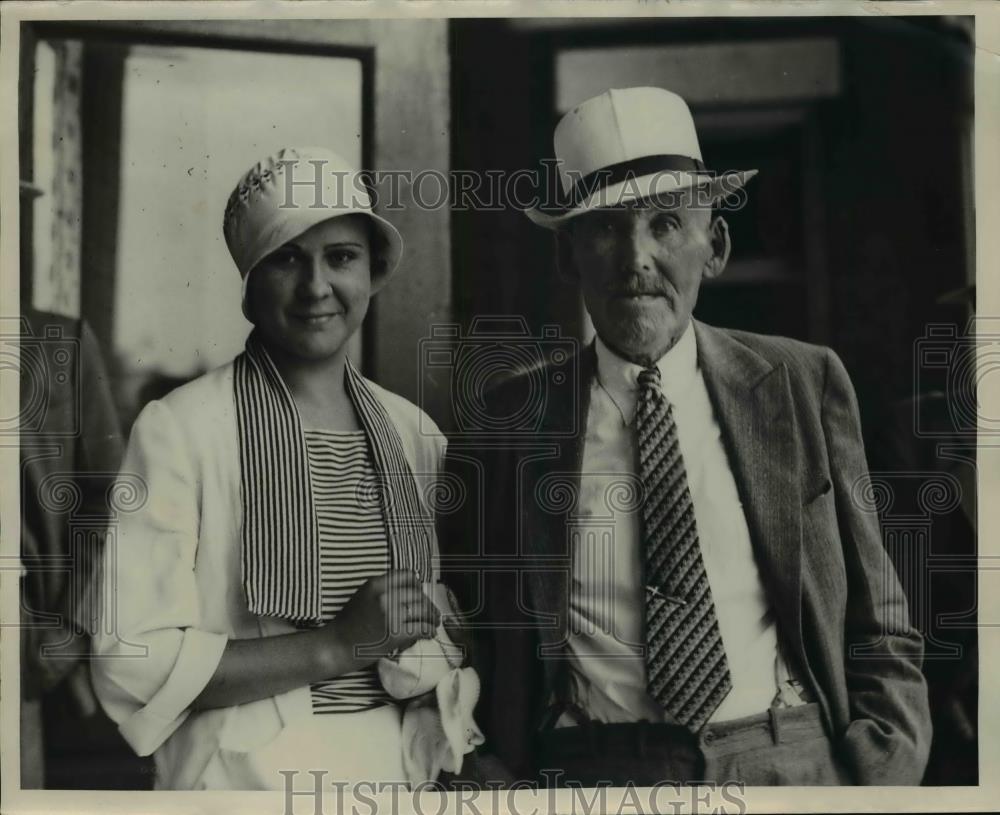 1933 Press Photo Calvin Brant &amp; Wife at Trial in Ohio courthouse - nef34528 - Historic Images