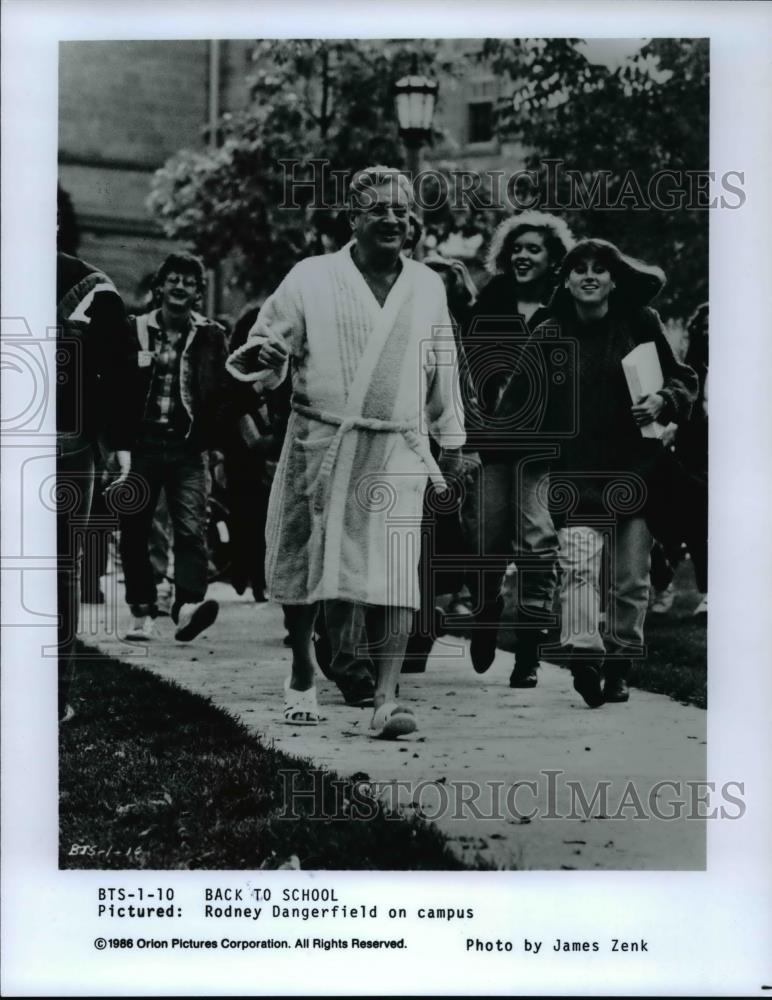 1986 Press Photo Rodney Dangerfield on campus in "Back To School" - cvp59324 - Historic Images