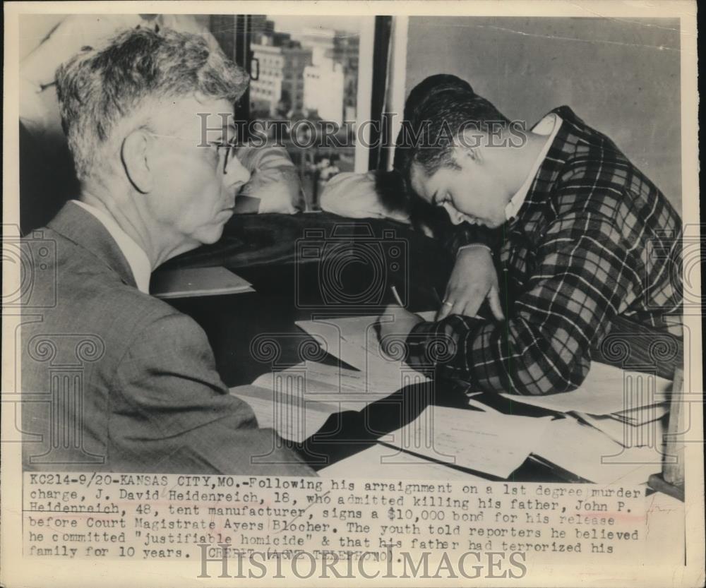 1948 Press Photo John P. Heidenreich signs a $10,000 bond for his release - Historic Images