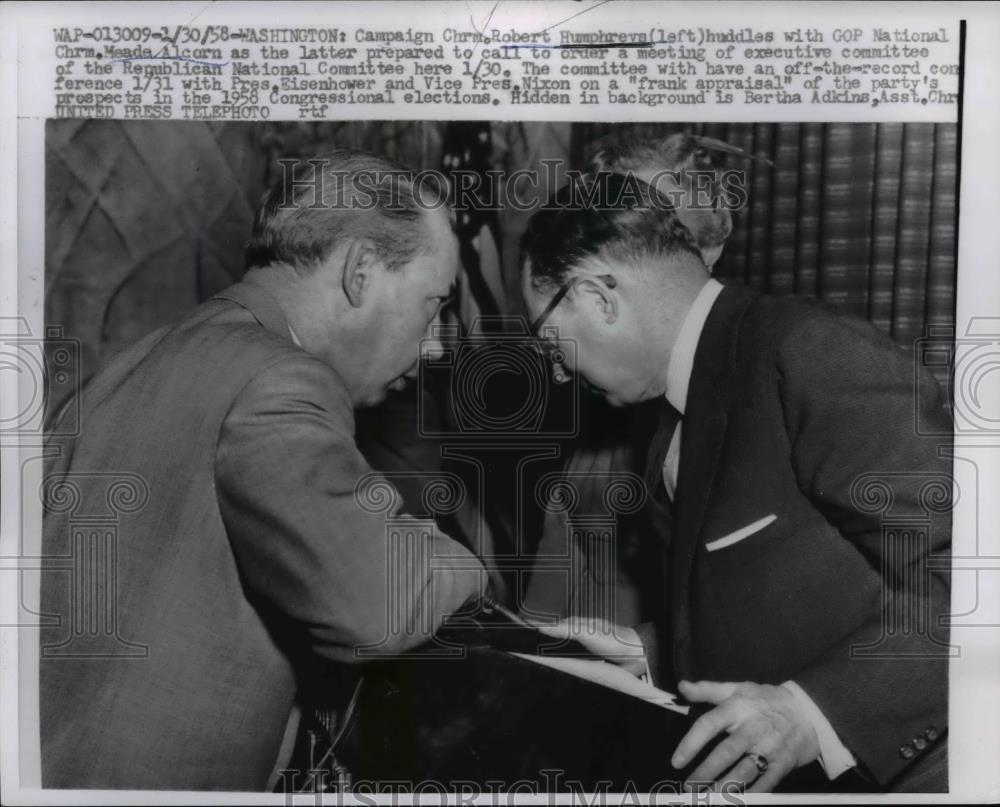1958 Press Photo WA, Robert Humphreys Talks Strategy with Meade Alcorn - Historic Images
