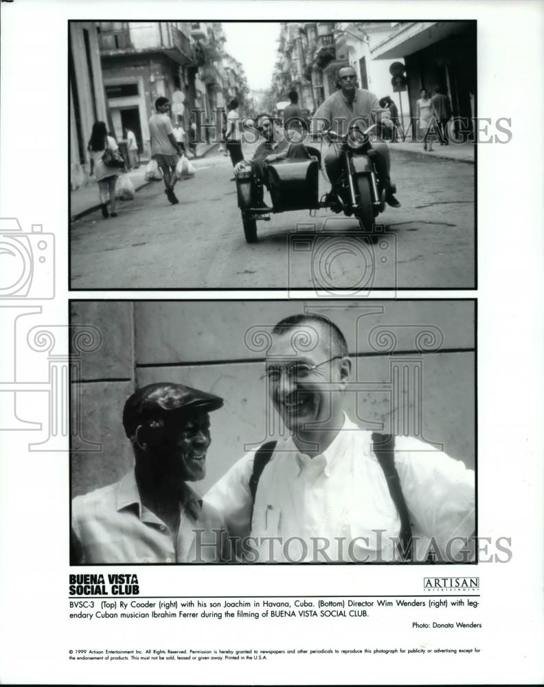 1999 Press Photo Wim Wenders, Ibrahim Ferrer at The Buena Vista Social Club set - Historic Images