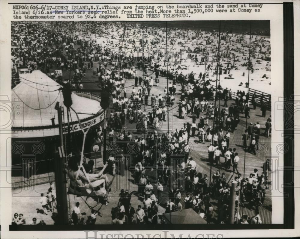 1957 Press Photo Coney Island, NY- New Yorkers Seek Relief from the Heat 92.6deg - Historic Images