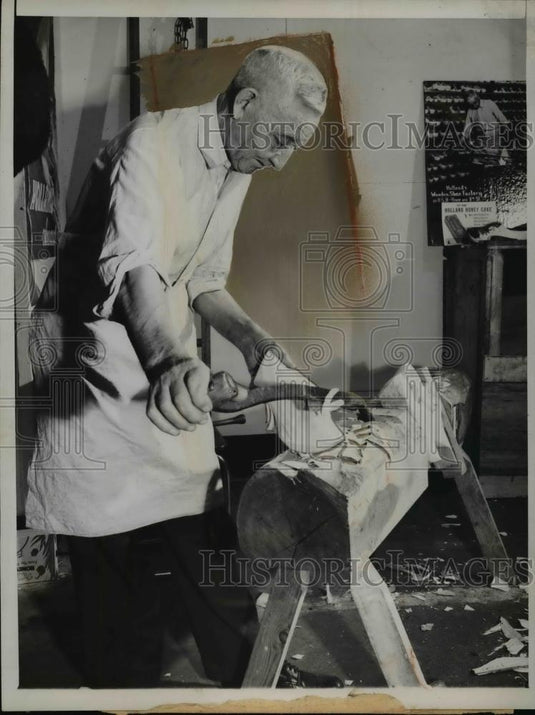 1948 Press Photo Gerrit Ten Brinke Carving Wooden Shoes at Navy Pier Sport Show - Historic Images