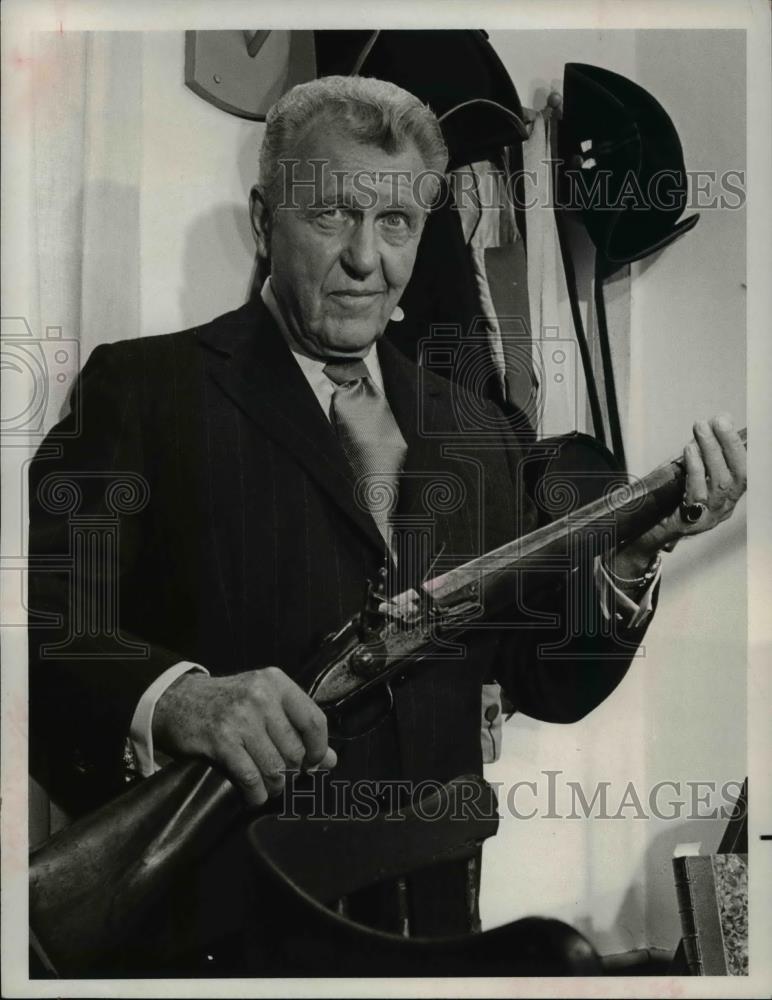 1973 Press Photo Ralph Bellamy holds a rifle in Strange and Terrible Times - Historic Images