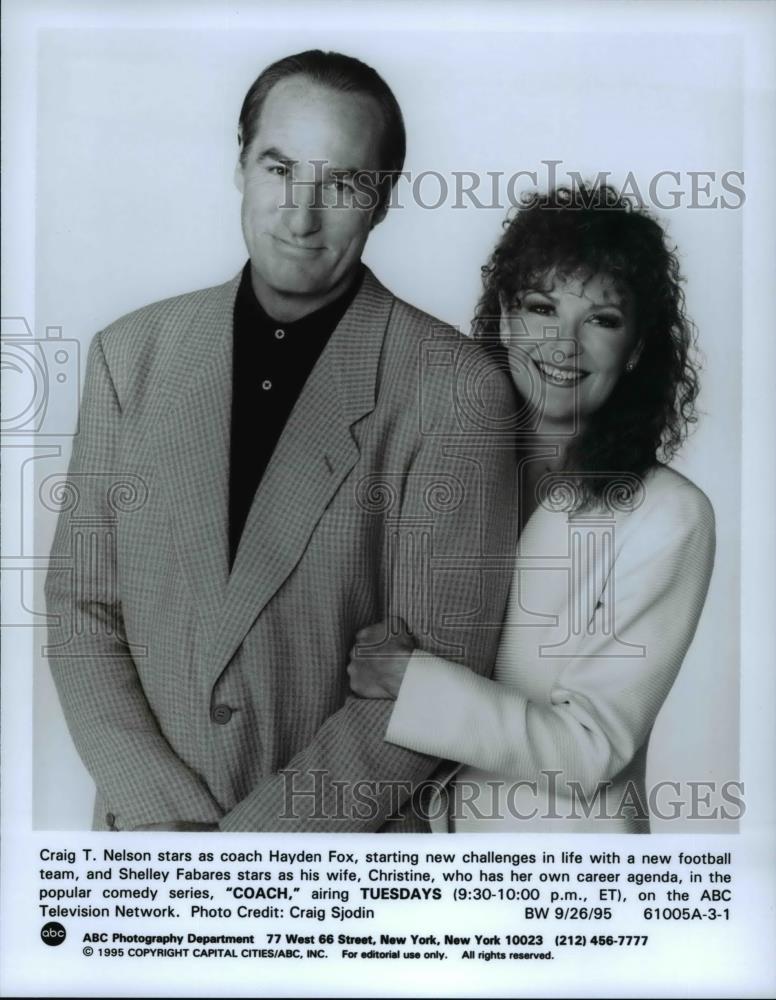 1955 Press Photo Craig T. Nelson & Shelley Fabares in Coach - cvp59567 - Historic Images