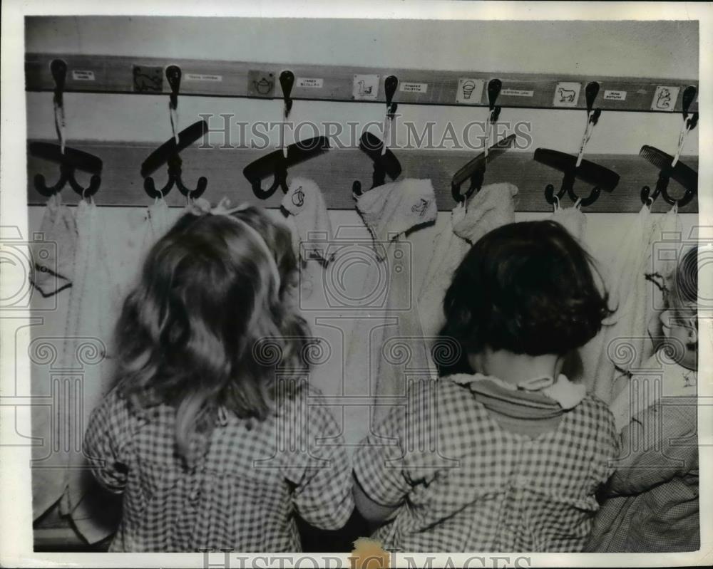 1942 Press Photo Jean Godden &amp; Patricia Wood at Henry Allen Nursery School Engla - Historic Images