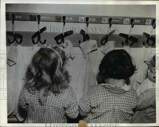 1942 Press Photo Jean Godden & Patricia Wood at Henry Allen Nursery School Engla - Historic Images