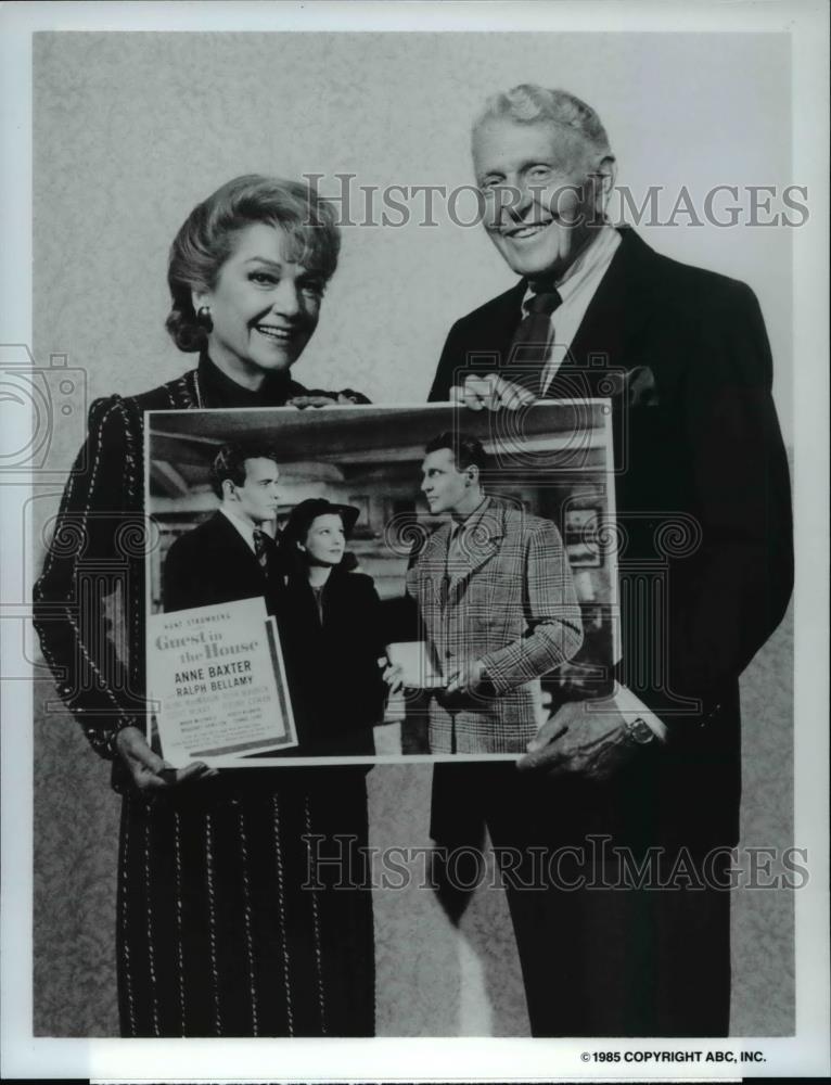 1985 Press Photo Anne Baxter and Ralph Bellamy in Arthur Hailey&#39;s Hotel - Historic Images