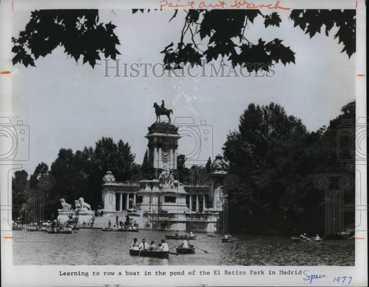 1978 Press Photo Boat riding in El Retiro Park, Madrid Spain, 1977 - cva21163 - Historic Images