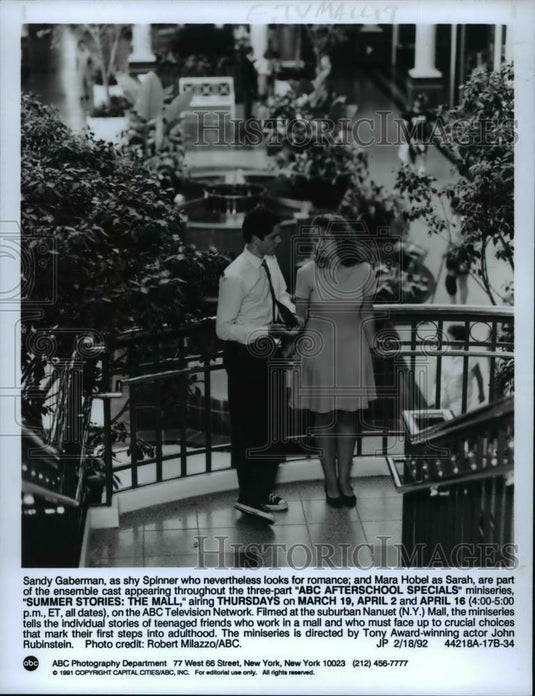 1992 Press Photo Sandy Gaberman & Mara Hobel in Summer Stories: The Mall - Historic Images