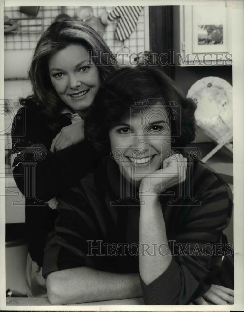 1984 Press Photo Susan Saint James &amp; Jane Curtain in &quot;Kate &amp; Allie&quot; - cvp60228 - Historic Images