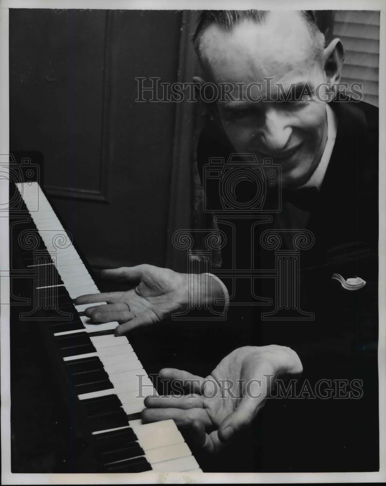1957 Press Photo Palms Facing Ceiling He Strikes Keys With the Back of Fingers - Historic Images