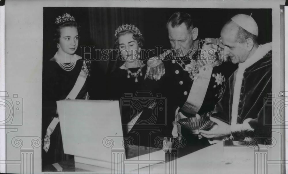 Wire Photo King Fredrik IX &amp; others, present silver basin and cup to Pope. - Historic Images