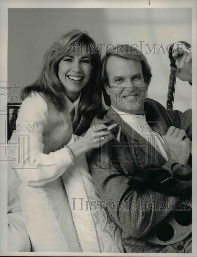 Press Photo John Tesh &amp; Leeza Gibbons, co-hosts Entertainment Tonight - Historic Images