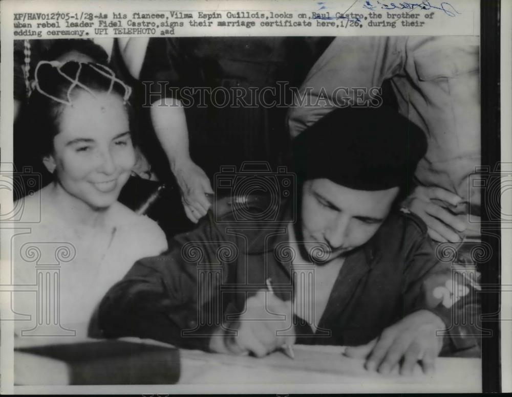 1959 Press Photo Paul Castro and Vilma Espin Guillois Sign Marriage Certificate - Historic Images