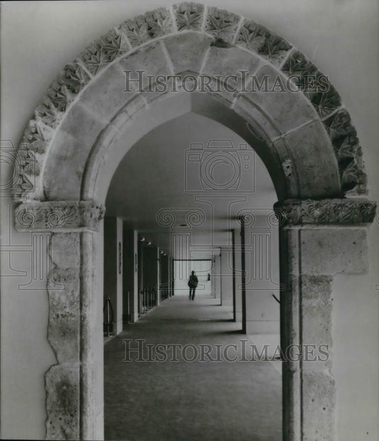 1983 Press Photo Medieval archways in Burrell Collection in Glasgow, Scotlans - Historic Images