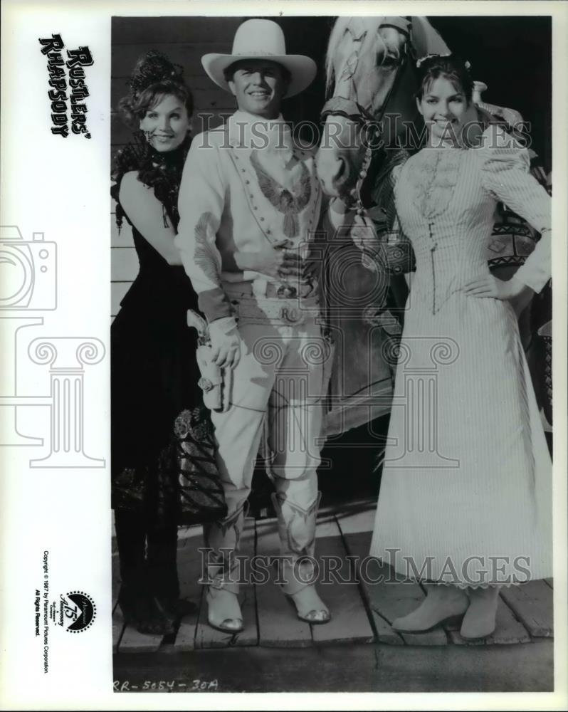 1990 Press Photo Marilu Henner, Tom Berenger &amp; others star in Rustlers&#39; Rhapsody - Historic Images