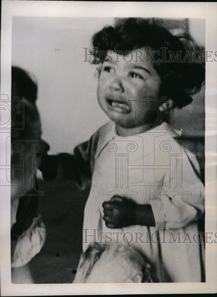 1941 Press Photo Bomb shocked English Child terror tautened nerves  - nef48833 - Historic Images