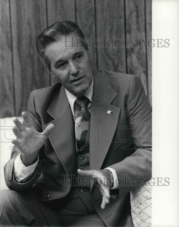 1979 Press Photo Rex Humbard gestures hand as he talks - cva21016 ...