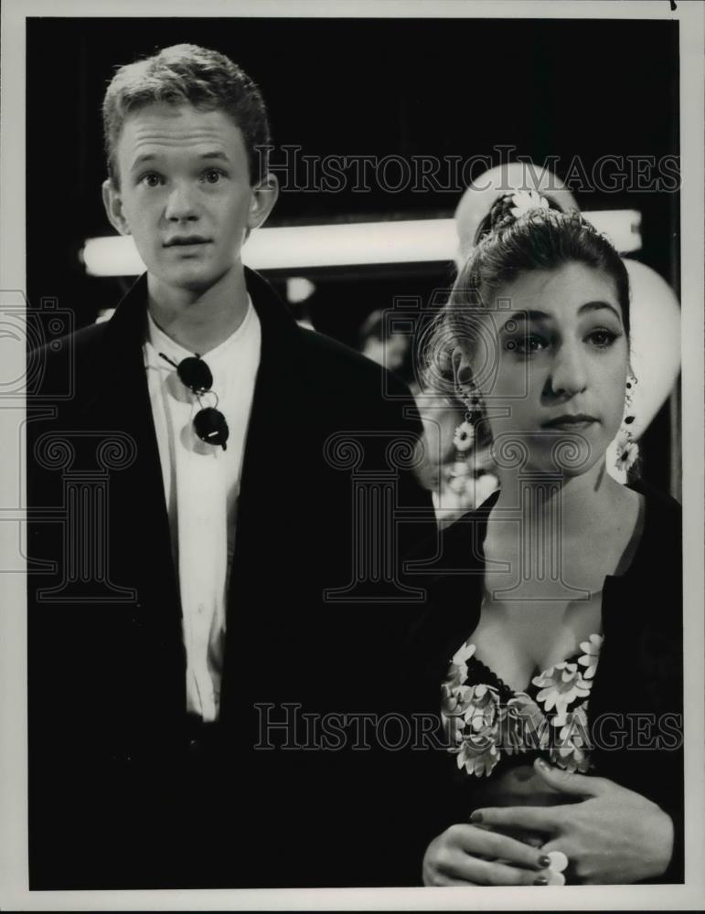 1991 Press Photo Mayim Bialik star of Bloosom w/ guest star Neal Patrick Harris - Historic Images