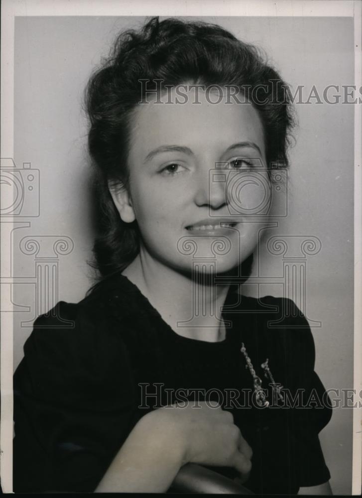 1941 Press Photo Marie Faumergue Theme Girl at Midwest Beauty Trade Show Chicago - Historic Images