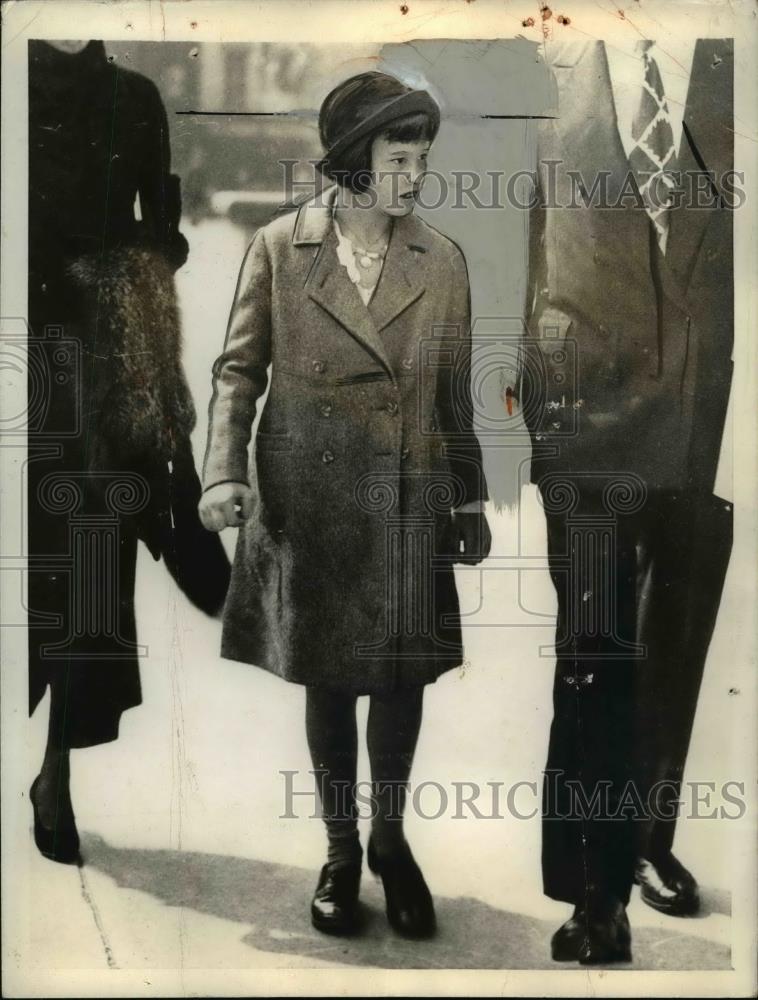 1934 Press Photo Gloria Morgan Vanderbilt Leaving Court, New York - nef41701 - Historic Images