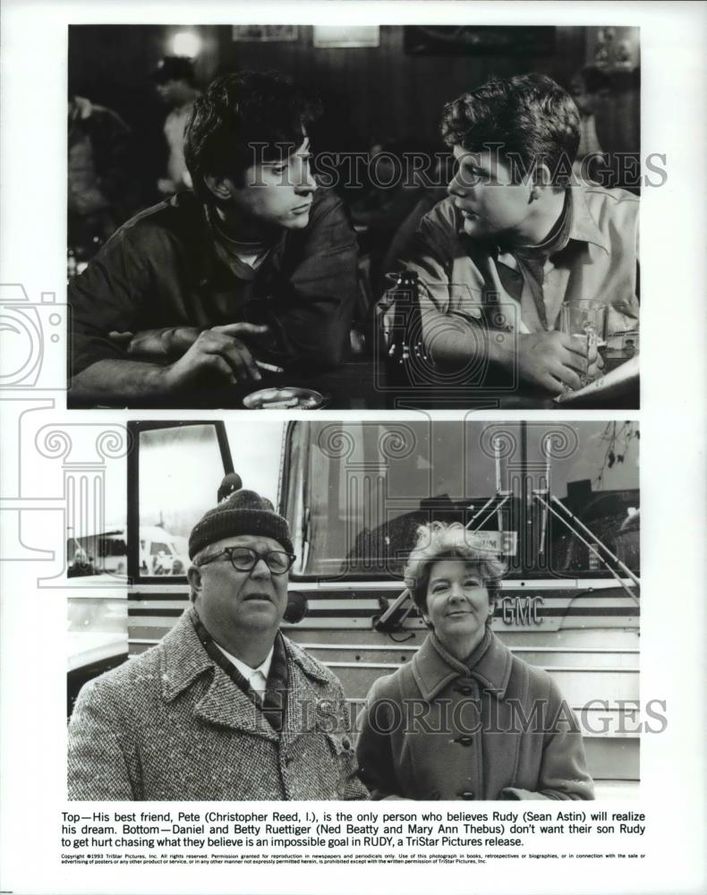 1994 Press Photo Christopher Reed, Sean Astin & others in TriStar's Rudy - Historic Images