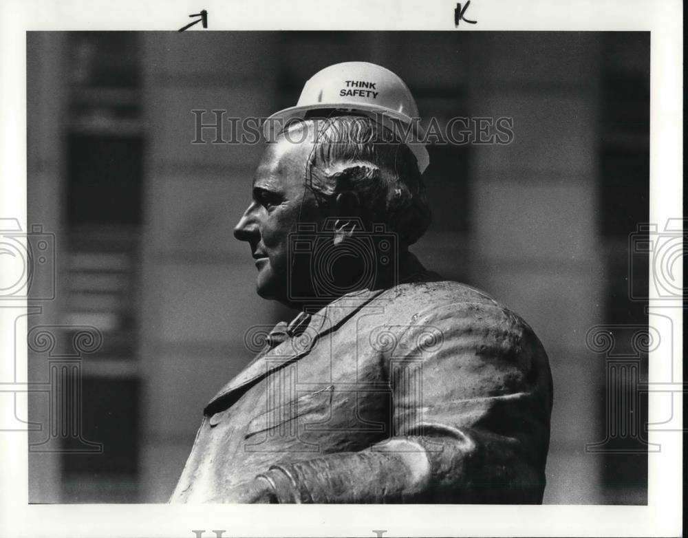 1984 Press Photo Tom L. Johnson&#39;s memorial, with a safety hat placed on the head - Historic Images