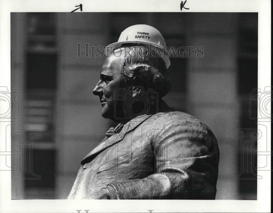 1984 Press Photo Tom L. Johnson's memorial, with a safety hat placed on the head - Historic Images
