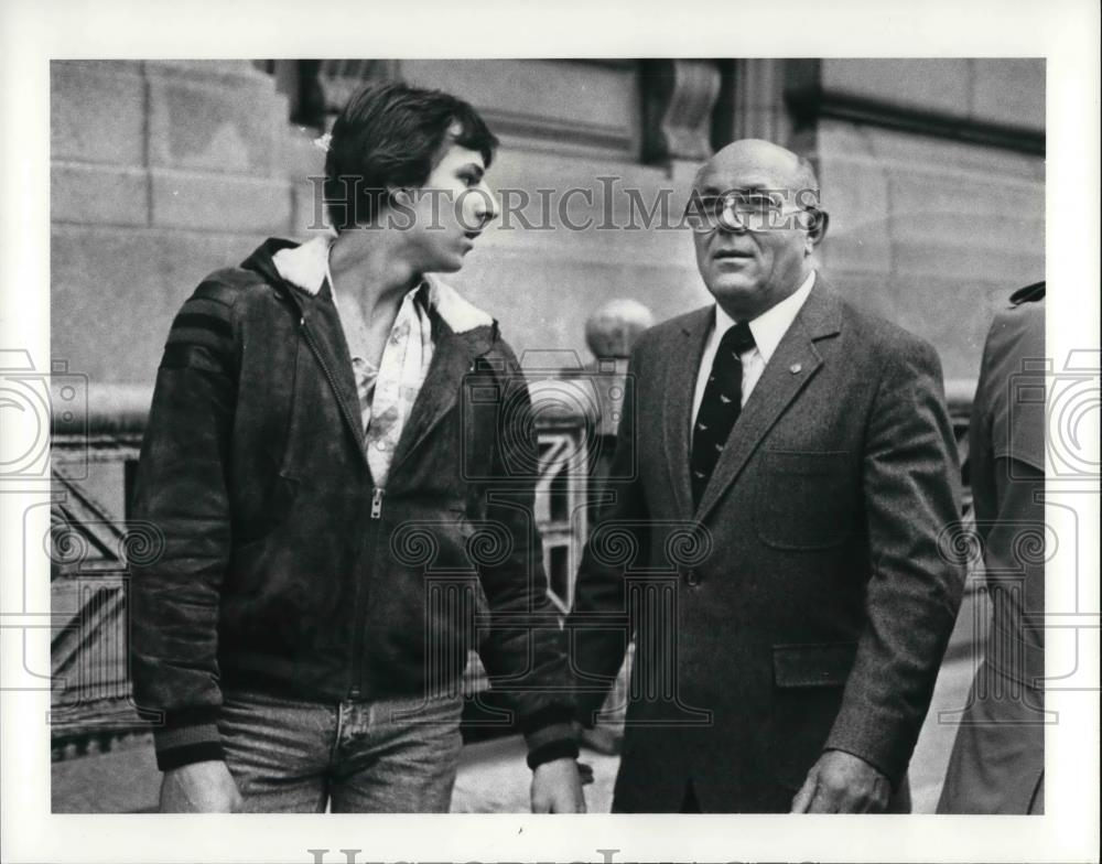 Press Photo Two gentlemen talking to each other - cva20360 - Historic Images