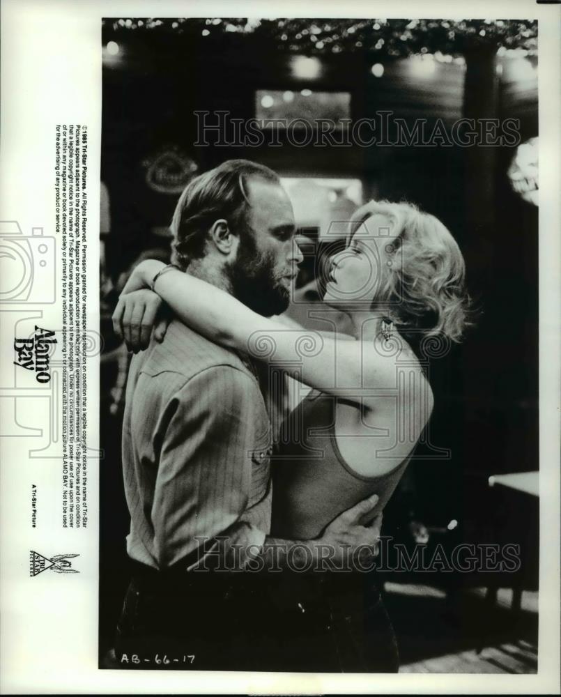 1987 Press Photo Ed Harris & Amy Madian in Tri-Star's "Alamo Bay" - cvp59343 - Historic Images