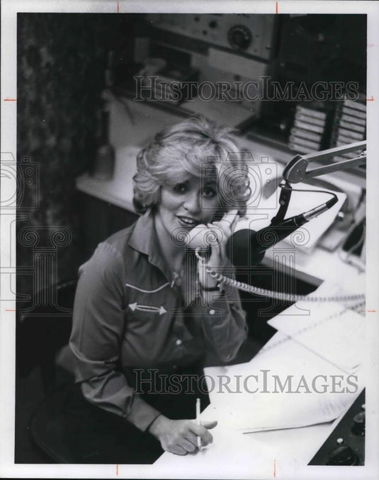 1980 Press Photo Carolyn Carr's radio "Mating Game" - cva20513 - Historic Images