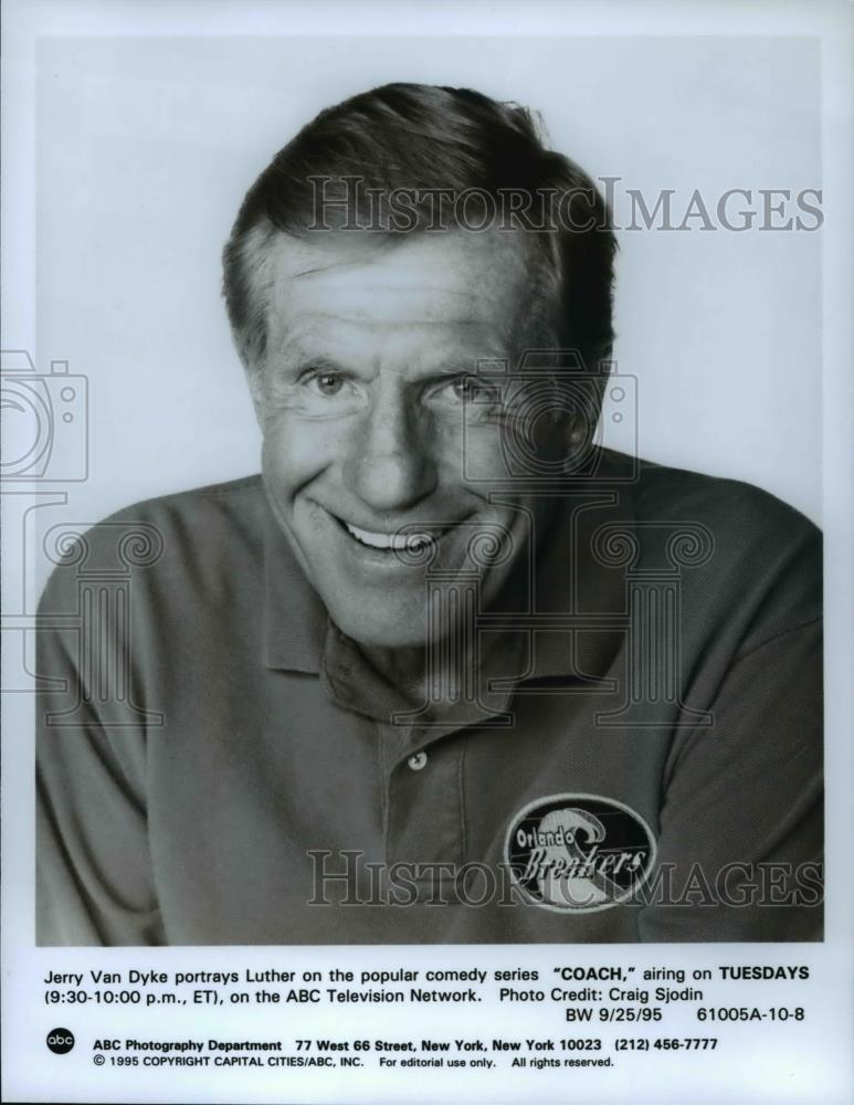 1995 Press Photo Jerry Van Dyke stars as Luther on the comedy series, Coach - Historic Images