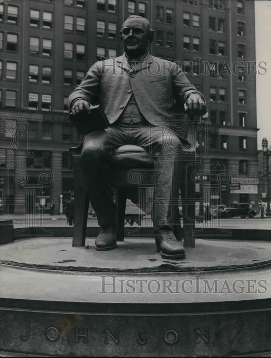 1990 Press Photo Tom Johnson's statue on North West block of Public Square - Historic Images