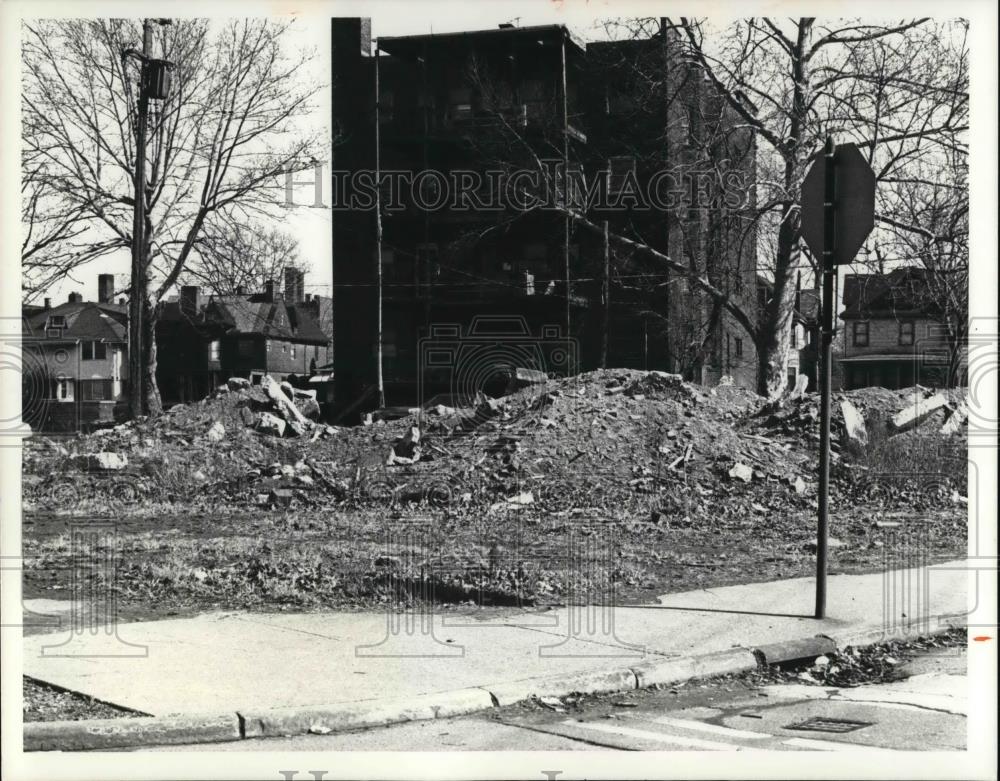 1977 Press Photo Vacant lot, location of the Crawford and Chester City Project - Historic Images