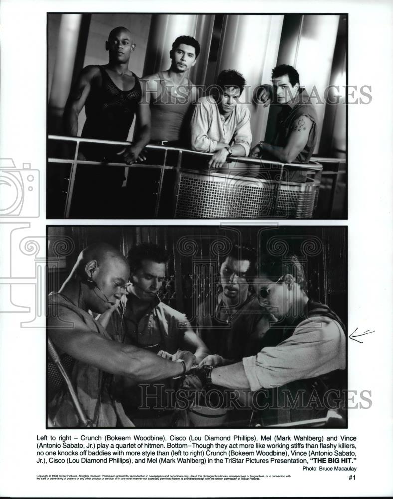 1998 Press Photo Lou Diamond Phillips & Mark Wahlberg stars in The Big Hit - Historic Images